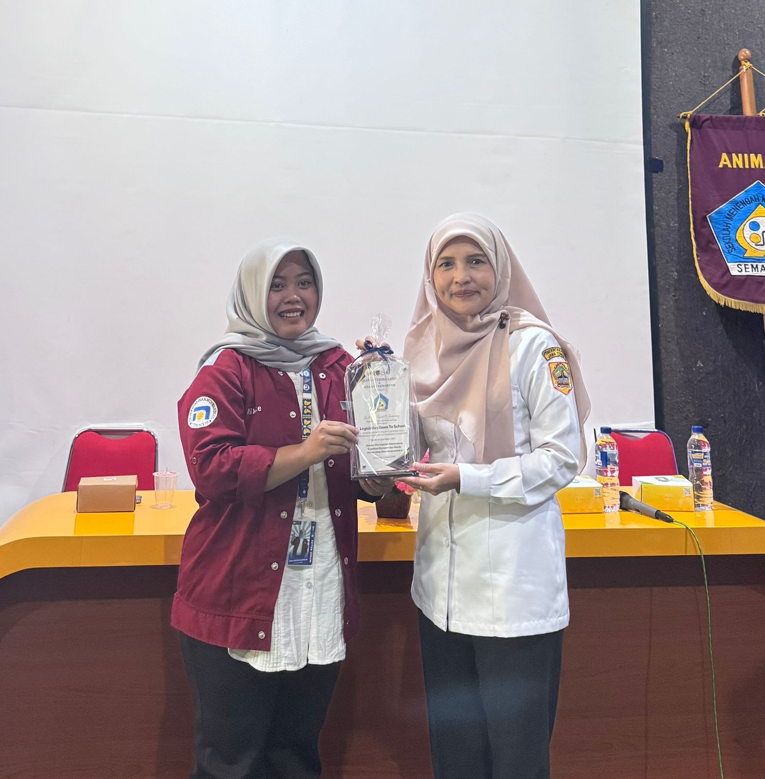 Penyerahan Plakat SMK 11 Semarang